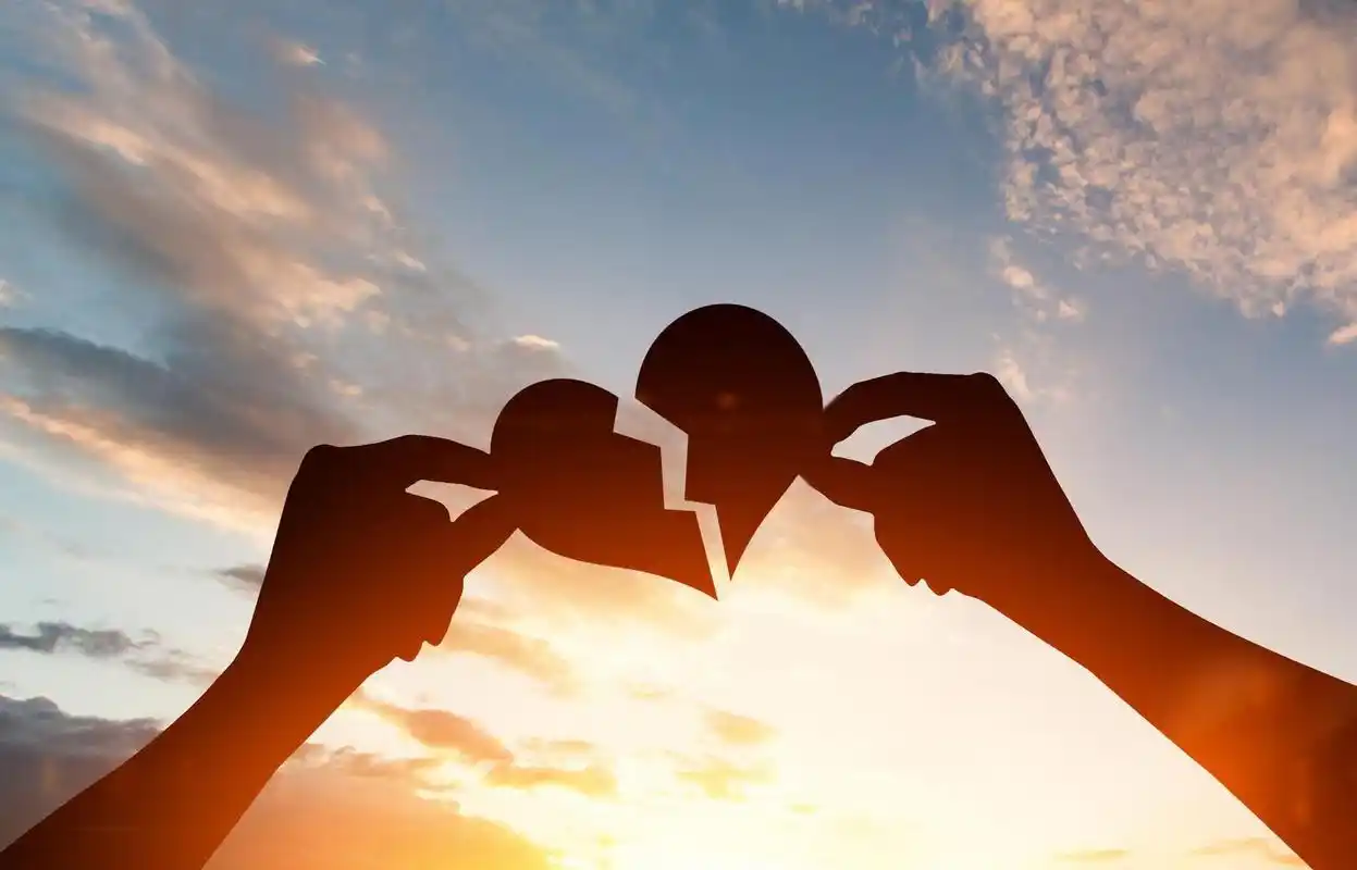 女子分手要求从男友亲人墓碑上除名被拒:怕坏风水