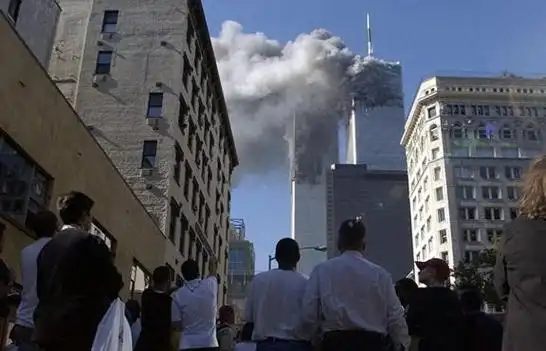 而随着一声巨响,美国发生了一起骇人听闻的恐怖事件