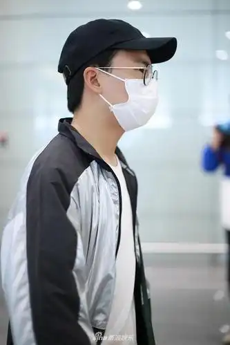 组图:郭麒麟穿黑白拼色外套酷气十足 造型简约不失时髦感