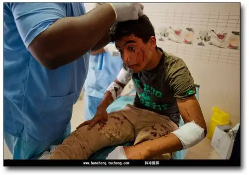 满身是血的年轻士兵. br />