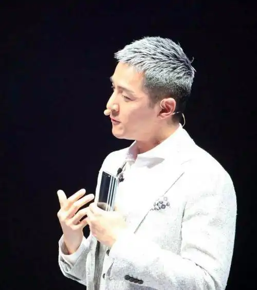 同染奶奶灰,胡歌虽是寸头,却是最帅的一位,何炅表示不甘心?