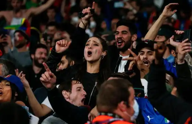 意大利队球迷庆祝球队获胜.