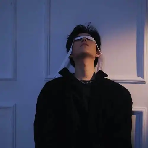 伤感蒙眼男生图片_微信头像图片大全帅气自拍的男生头像手机遮脸霸气