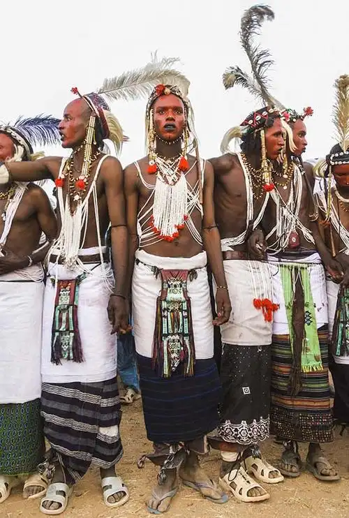 非洲部落举行求偶节 男子化浓妆"偷妻"