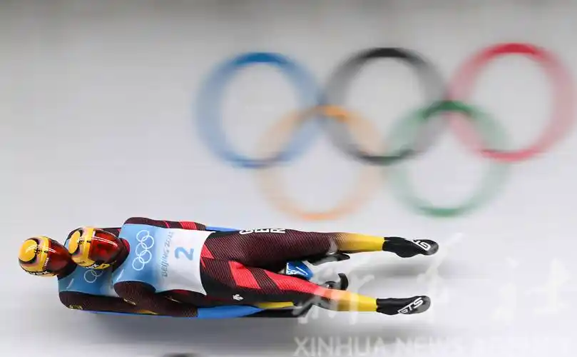 当日,北京2022年冬奥会双人雪橇项目比赛在国家雪车雪橇中心举行.