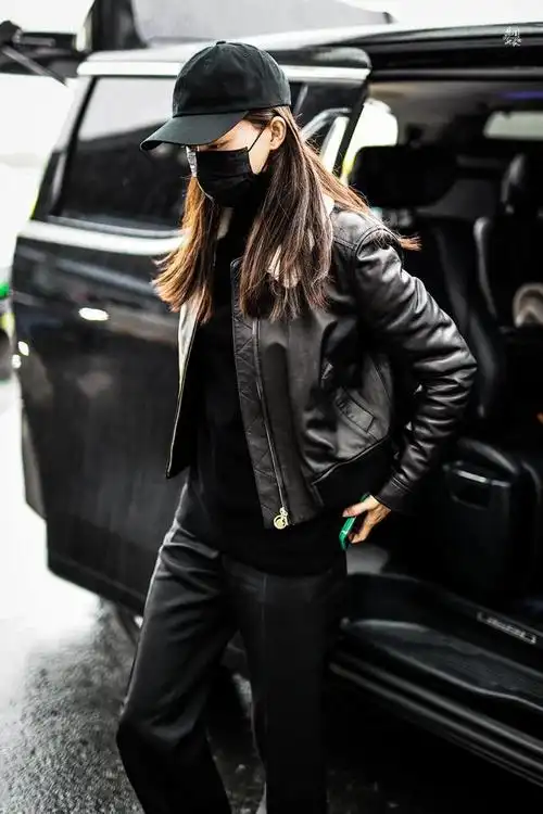 张小斐黑色皮衣穿搭这酷飒风谁看了不说哇塞