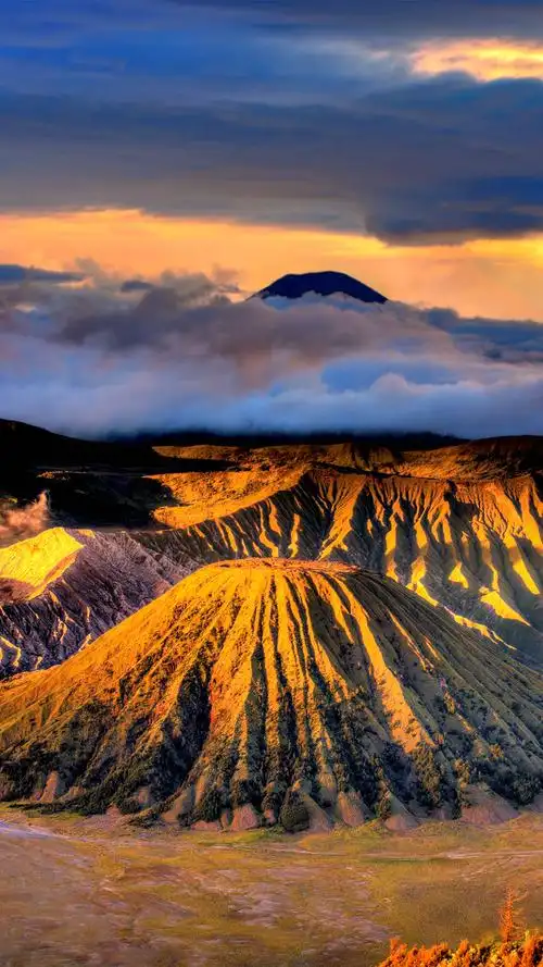 阿贡火山是一座位于印度尼西亚巴厘岛东部的活火山,被当地人奉为圣山.