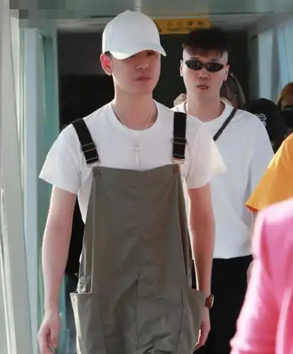 大连云起雷鸣专场,张云雷穿背带裤露甜笑,杨九郎纯色t放飞自我