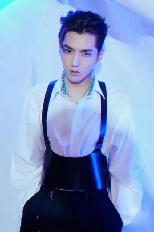 吴亦凡白衬衫吊带马甲帅气写真