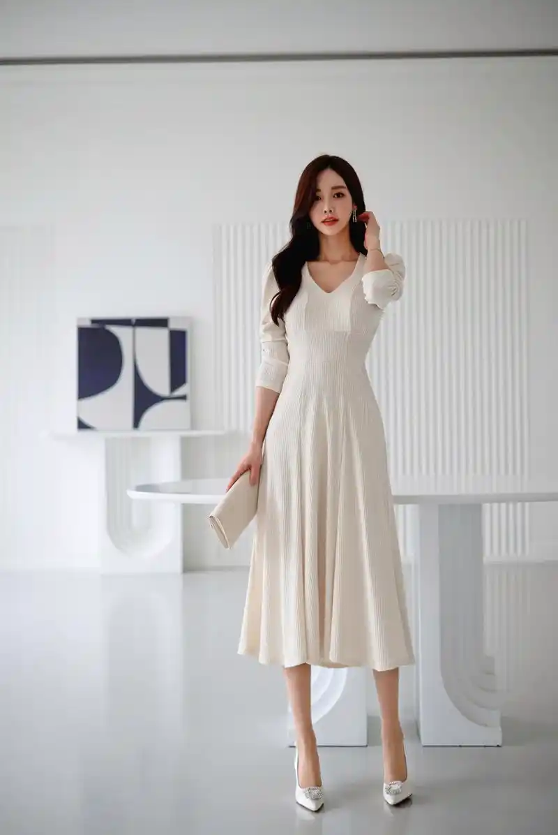 白色长款连衣裙,优雅大方显气质