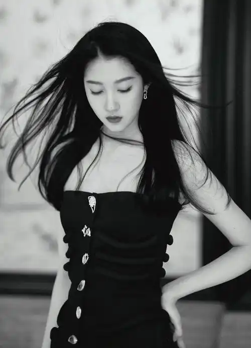 关晓彤黑金抹胸鱼骨裙这波什么水平