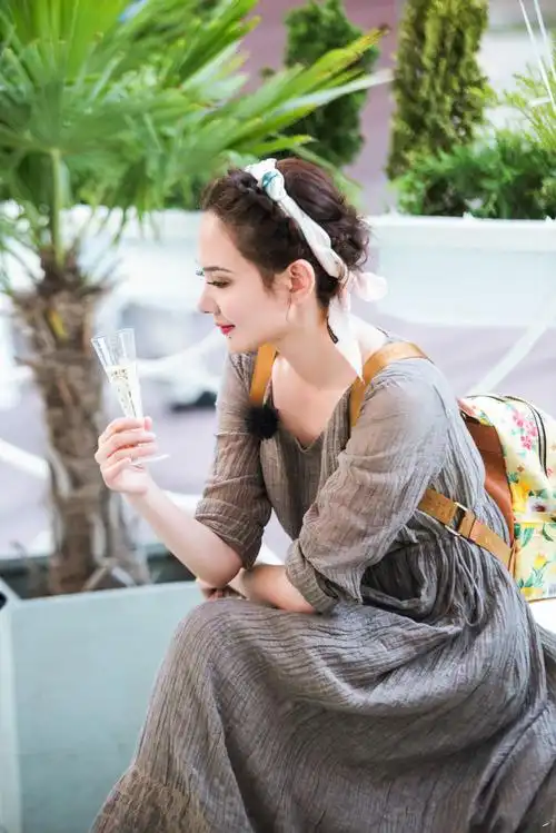 程莉莎个人资料简介(自带女人味,身材曼妙穿衣有料) | 人物集