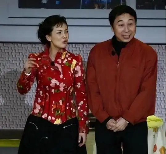 骗了我们40年!原来他是冯巩的妻子,难怪大红大紫