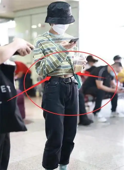 19岁张子枫真长大了露脐装赶飞机这马甲线认真的