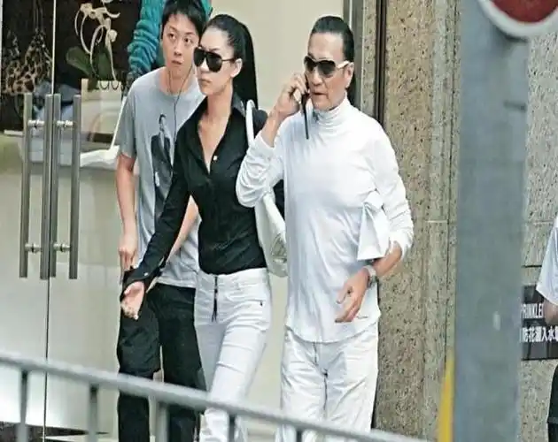 coco:12年被谢贤养,如今38岁的生活状态