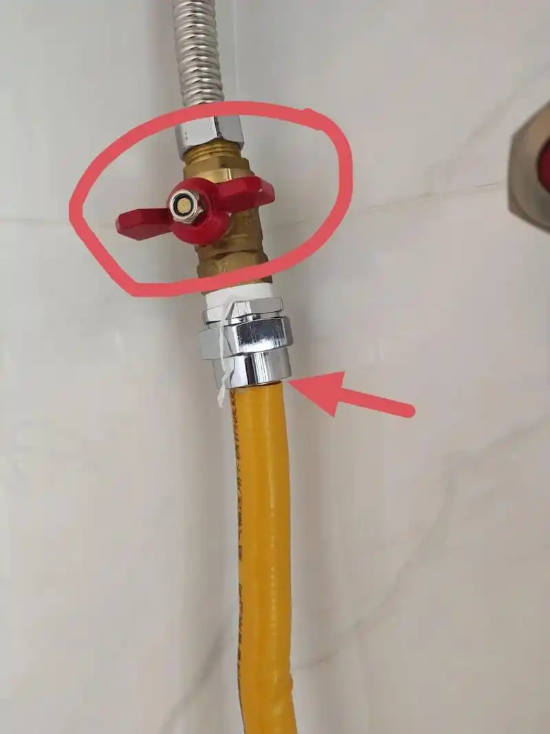 燃气热水器和燃气管之间的阀门拧不动怎么办 家里天然气改造后热水器