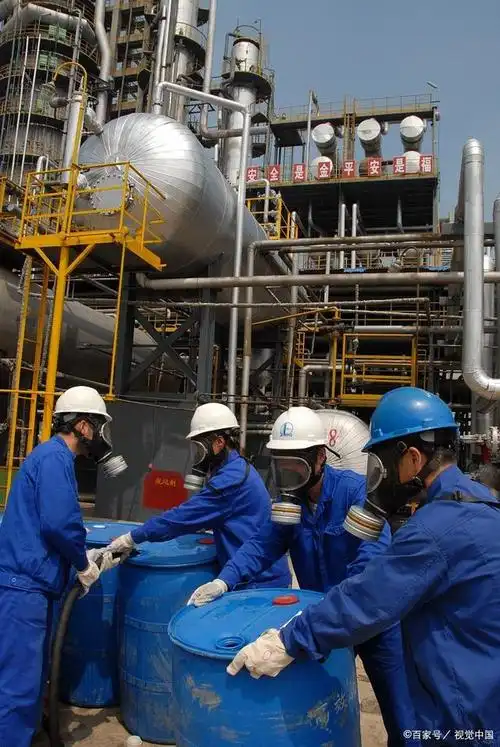 上班是什么感受在化工厂上班,通常会带来以下的感受:紧张而繁忙的工作