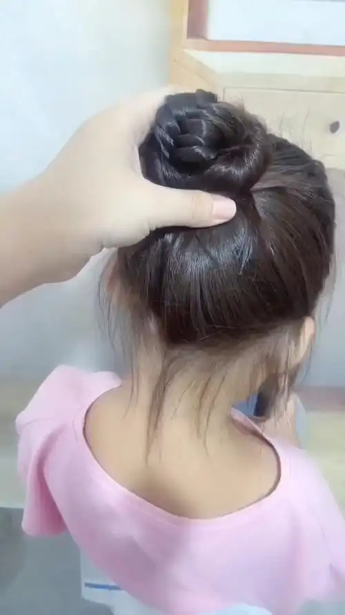早起上学给孩子快速扎丸子头