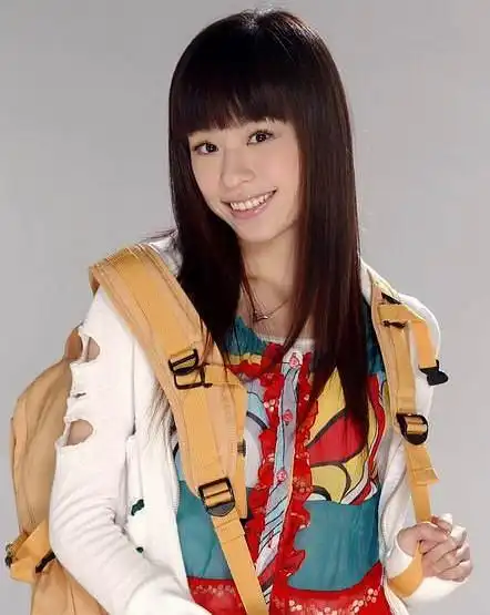 《天国的嫁衣》王心凌那时候很青涩,没有微笑百事达里那么甜,搭上模特