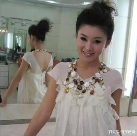 她是冯巩的"女儿",出道20年从不拍吻戏,如今36岁美得像18岁_李小萌