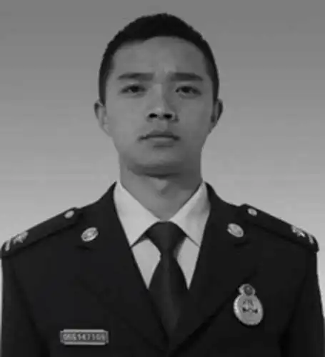 消防班长程方伟,在木里火灾中不幸壮烈牺牲,年纪22岁!