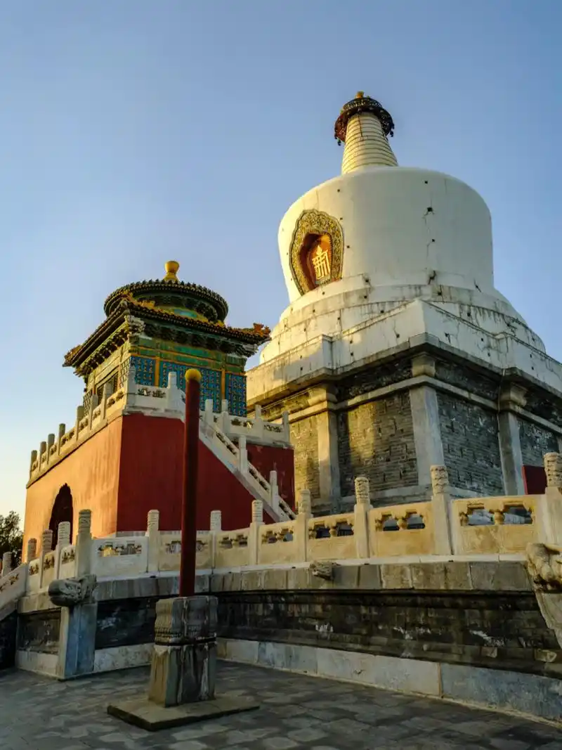 那"倒映在海面的美丽白塔"位于北京北海公园琼华岛上,建于清