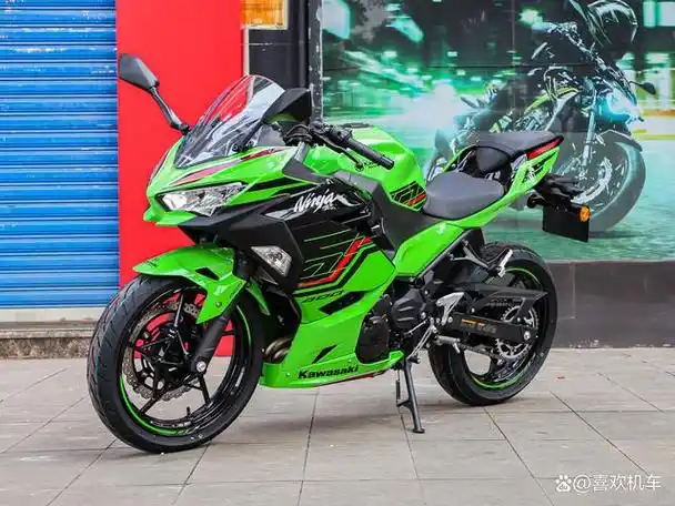 川崎忍者400是一款排量399cc的仿赛摩托车,具有钢制框架,led大灯和