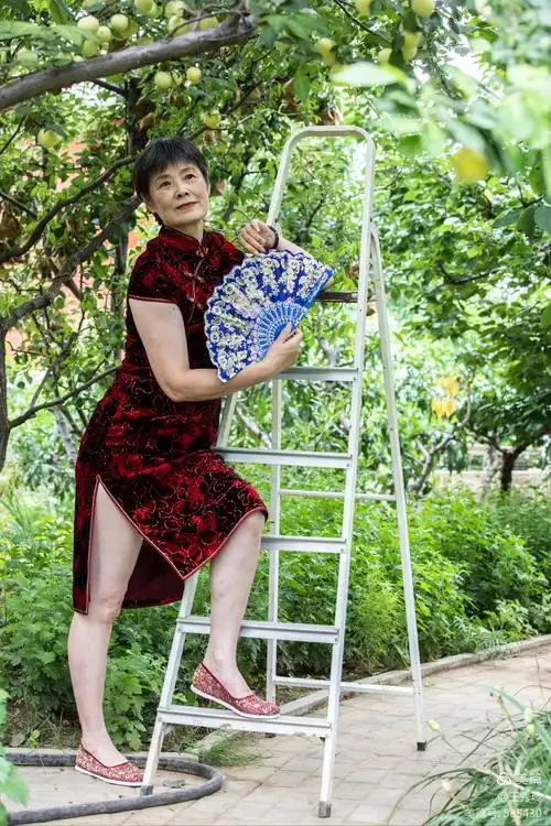 穿上多年未穿过的旗袍也得瑟一下,传承旗袍之美,展示现代中老年人的