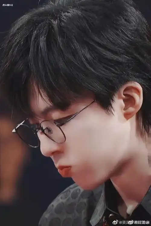 刘宇宁直播造型梦回黑眼镜