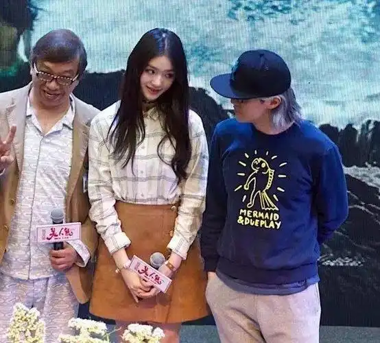 组图:林允晒与周星驰温馨互动时刻 赞其很可爱