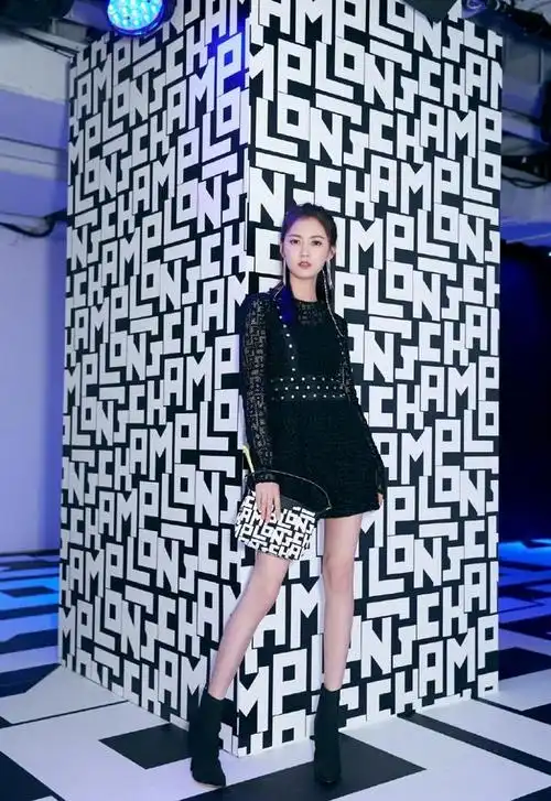 人气女星陈钰琪黑色镂空裙写真大片