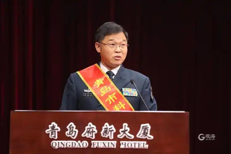 青岛市科学技术最高奖获得者笪良龙为潜艇穿上隐身衣装上顺风耳