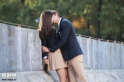 中国版《继承者》男主竟是于小彤 李敏镐朴信惠甜蜜吻照_河北新闻网