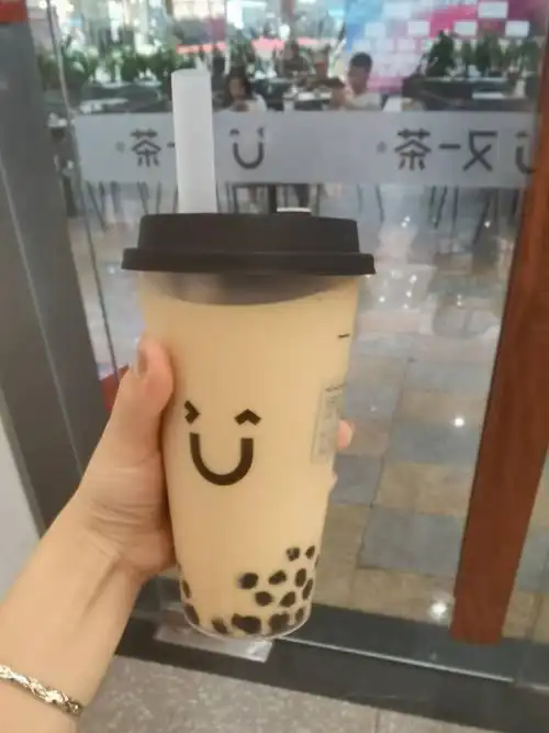 喝奶茶不是因为奶茶有多好喝而是喜欢手里握着奶茶杯的感觉