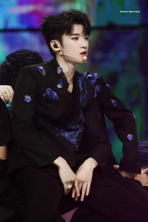 张峻豪超话|#张峻豪把鼓棒敲出残影#·#你追时代峰峻艺人的原因#95