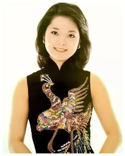 邓丽君因支气管哮喘发作,于泰国清迈抢救无效而去世,年仅42岁