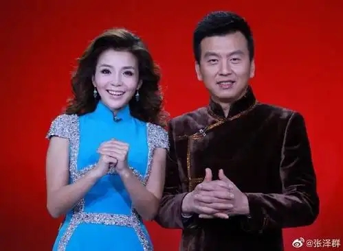 54岁央视主持人张泽群晒与朱迅合影,发福明显,发际线太抢镜!