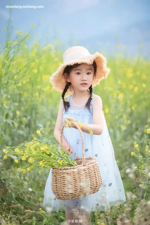 在小女孩自家的菜地给她拍一组照片.我的人像摄影班开