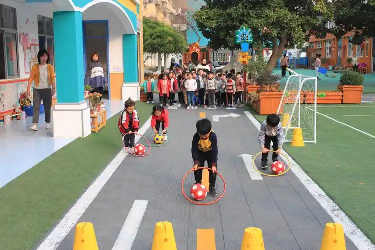 阳光照耀成长 一一一西平县直第二幼儿园开展户外游戏比赛活动