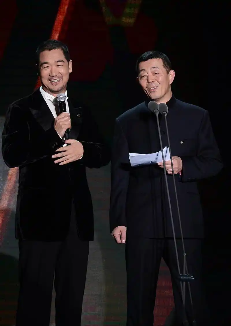 有一次,马未都请张国立吃饭,可张国立才吃了两口,就眼泪哗啦地流下来