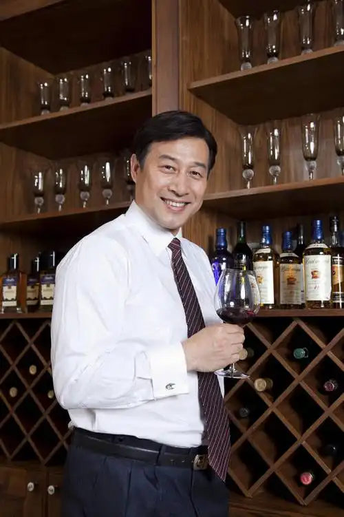 红酒,葡萄酒,东方人,一个人,商务人士,商务男性,站,笑,微笑,露齿笑,竖