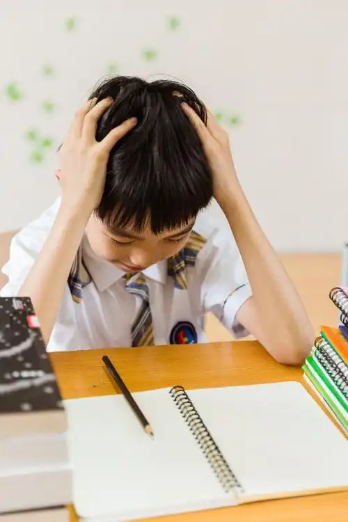 面对低年级的孩子写作业困难,家长怎么办?