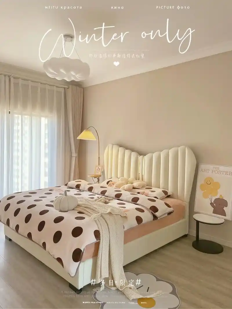 奶油色主卧太好看了吧～ 乳胶漆是刷的奶咖色 搭配同色系的窗帘 - 抖