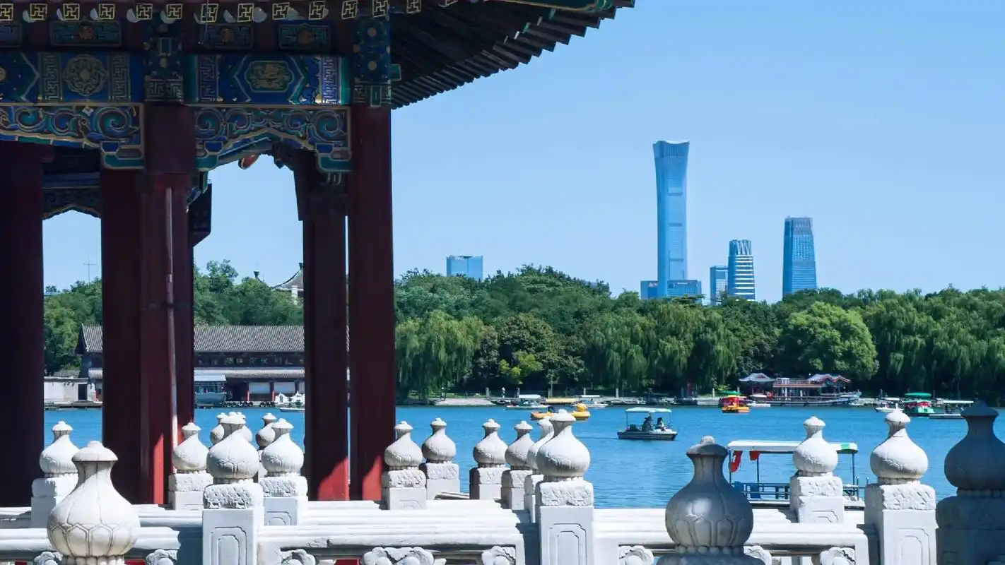 总要去趟北京吧…站在景山上远望北海公园的五龙亭,在五龙亭远望 - 抖