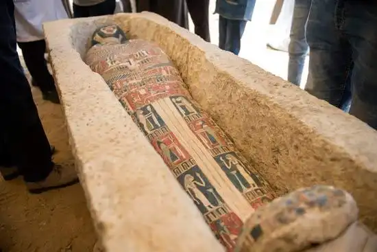 埃及4500年历史的弯曲金字塔内部墓室向游客开放