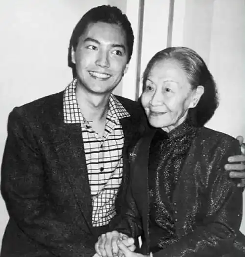 事实证明71岁孤老终生与狗相伴的尊龙已走上了另一条路