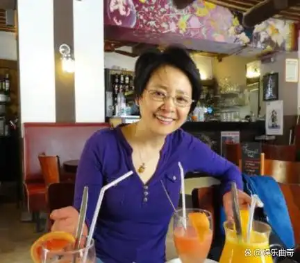 在张建亚的支持下,张瑜回到国内后成为了他电影中的女主角,重新踏上了