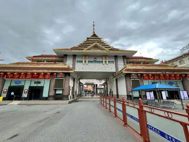 中缅边境,云南瑞丽姐告口岸,一片繁忙场景到处都是缅甸来往商人