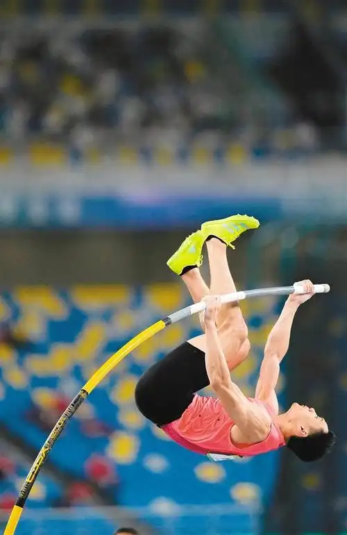 撑杆跳高名将夺冠