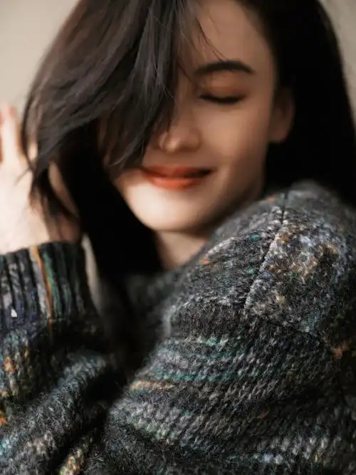 张柏芝一袭黑灰色段染毛衣套装舒适而温暖